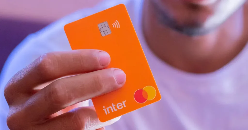 O Banco Inter anunciou a liberação de limites de cartão de crédito para mais de 1 milhão de correntistas que ainda não acessaram o serviço.