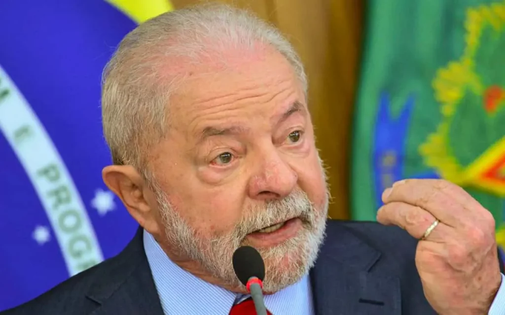 O presidente Luis Inácio Lula da Silva (PT) aprovou hoje (15) uma legislação que garante aos aposentados, pensionistas e servidores federais um aumento salarial significativo de 9%.
