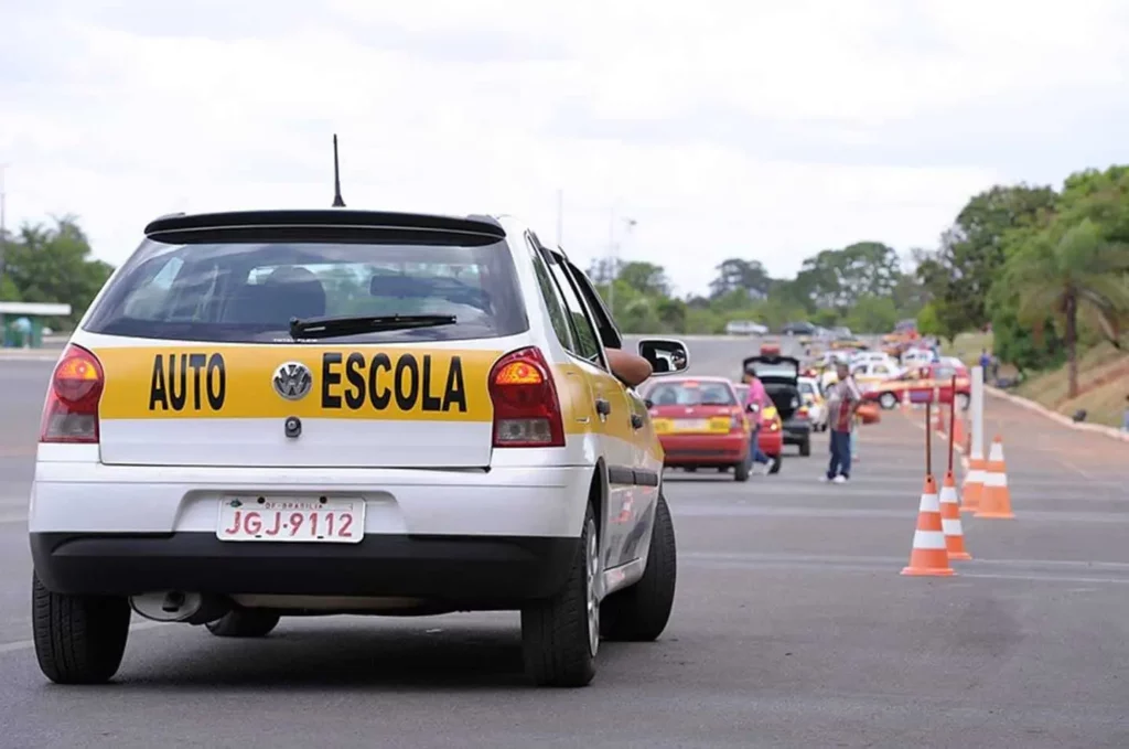 Imagine que o Brasil não precise mais da intermediação de uma autoescola para aprender a dirigir e tirar a Carteira Nacional de Habilitação (CNH).