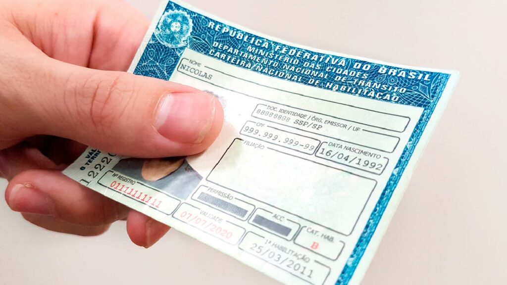 O motorista alega que recebeu multas indevidas e que tem como comprovar essa situação; entenda o que aconteceu e se é possível recorrer às multas aplicadas.