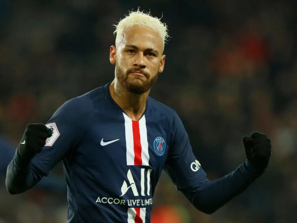 Neymar Jr. é um dos jogadores que mais aparece na mídia, seja pela polêmica em que está envolvido, seja pelo campeonato em que entrou como atleta no mundo do futebol. Mas desde que começou a se destacar na bola, fica a pergunta para o craque: quanto de patrimônio Neymar acumulou?