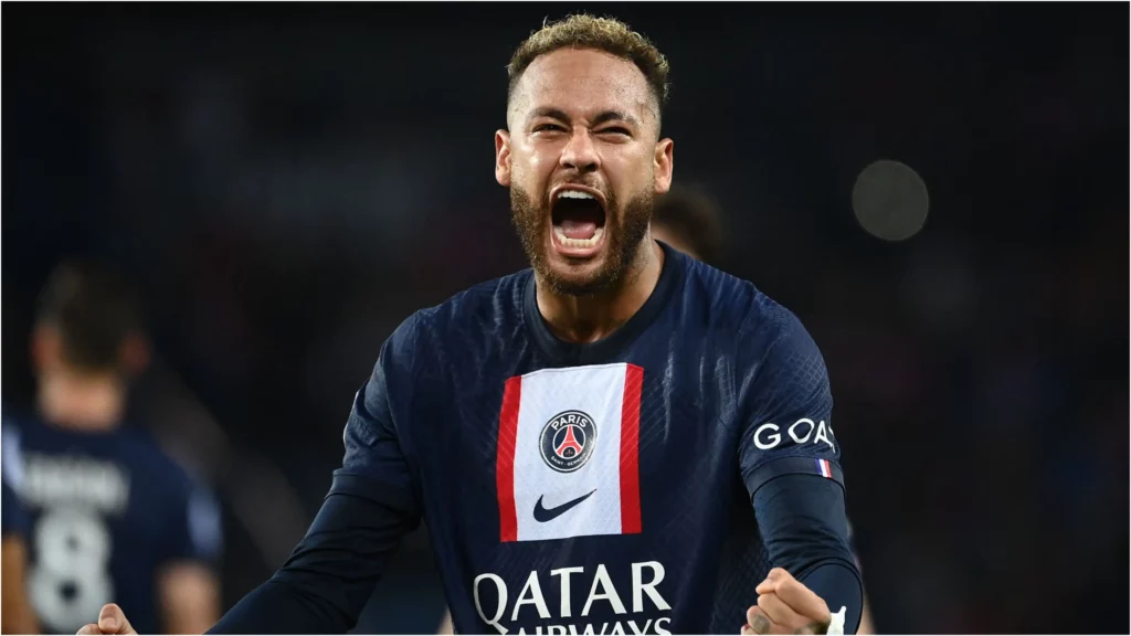 Neymar Jr. é um dos jogadores que mais aparece na mídia, seja pela polêmica em que está envolvido, seja pelo campeonato em que entrou como atleta no mundo do futebol. Mas desde que começou a se destacar na bola, fica a pergunta para o craque: quanto de patrimônio Neymar acumulou?