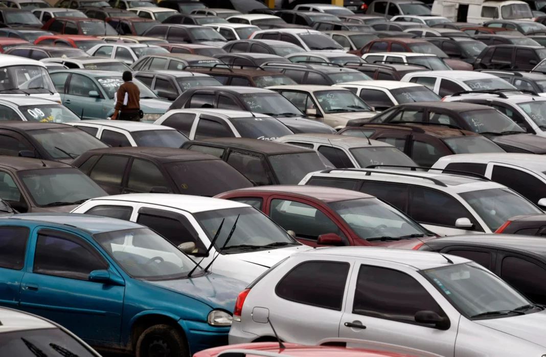 A nova edição do tradicional leilão da Receita Federal oferecerá descontos significativos nos preços de itens como carros e celulares.