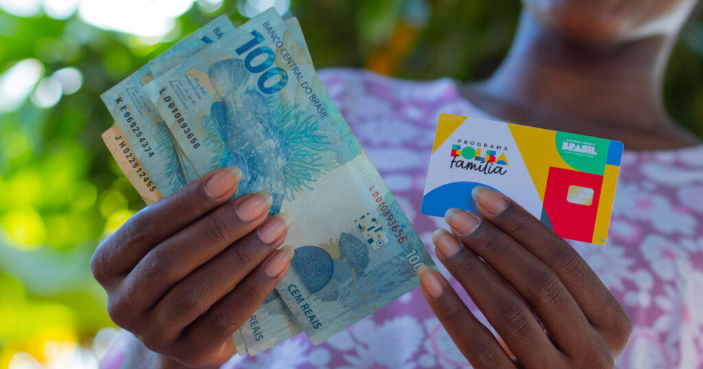 Mais de 21 milhões de famílias receberão a última edição do Bolsa Família deste ano na próxima segunda-feira, dia 11. Neste mês, além do valor tradicional, o beneficiário receberá uma nova parcela do Auxílio Gás no valor de R$ 104,00.