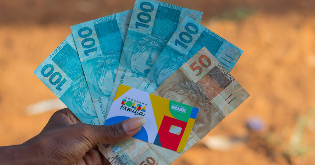 O Bolsa Família é um programa já conhecido de grande parte da sociedade brasileira. Com 20 anos de tradição e uma série de beneficiários bilionários, o programa de transferência de renda é um dos maiores sucessos do governo federal brasileiro.