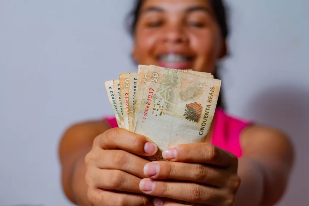 Iniciativa fundamental do Ministério do Desenvolvimento e Assistência Social (MDS), o programa Bolsa Família deve passar por mudanças significativas em 2024, especialmente para mães solteiras.