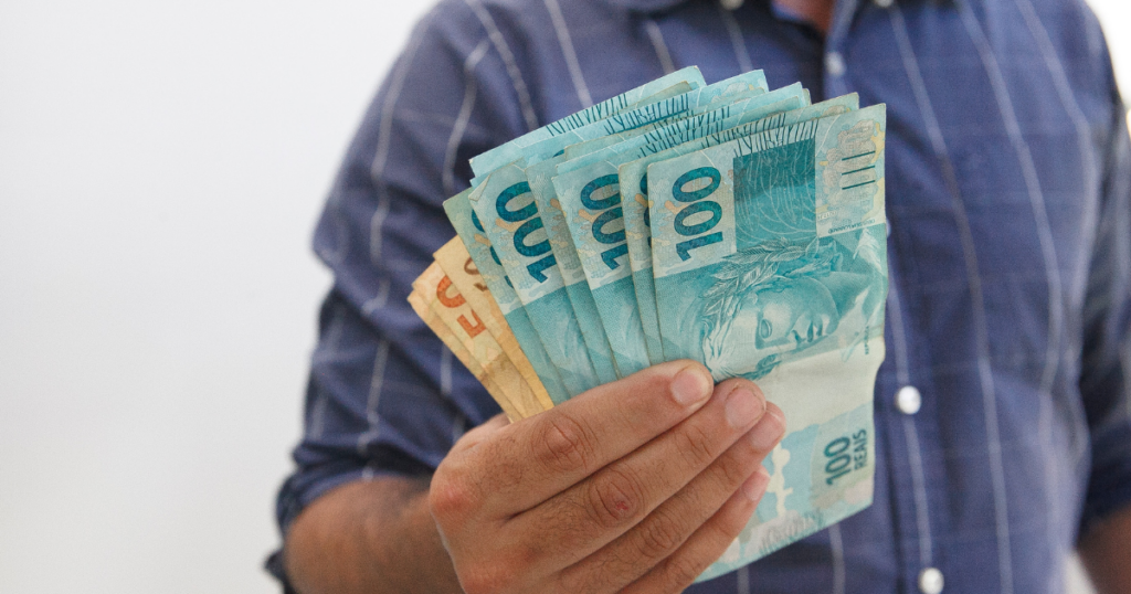 O governo federal proporciona diversos benefícios aos brasileiros, principalmente aos cidadãos em situação de vulnerabilidade socioeconômica.