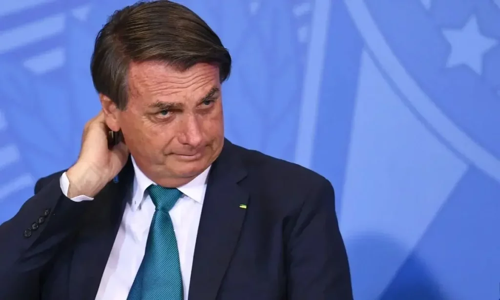 Em Setembro, um tribunal federal condenou Bolsonaro a pagar 15 mil reais por cada brasileiro cujos dados foram vazados devido a um erro do governo Bolsonaro.