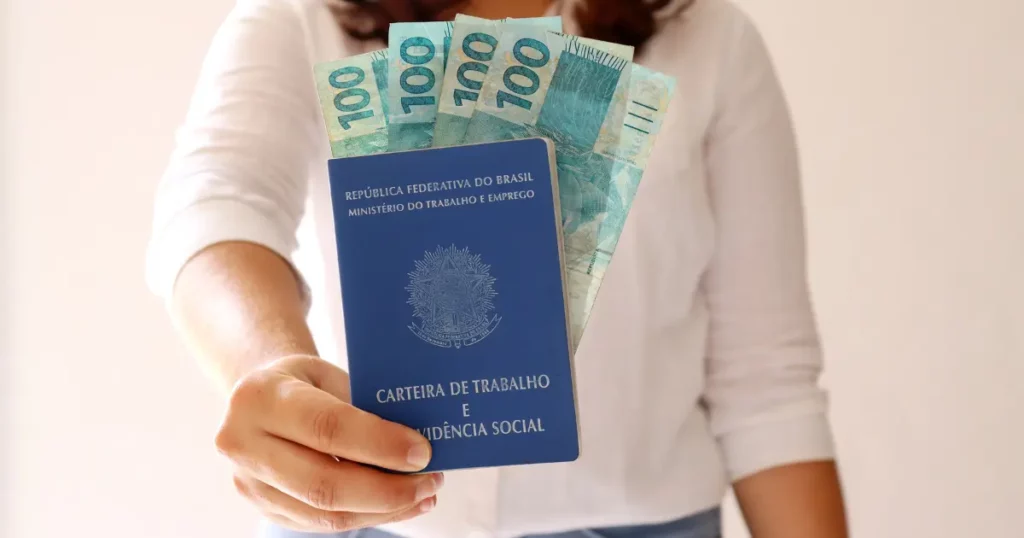 Boas notícias para os trabalhadores regulares! A Caixa Econômica Federal divulgou a lista de beneficiários que podem sacar no PIS/Pasep.